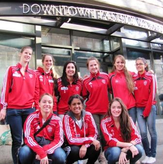 DE-Group U17-18 Girls help out